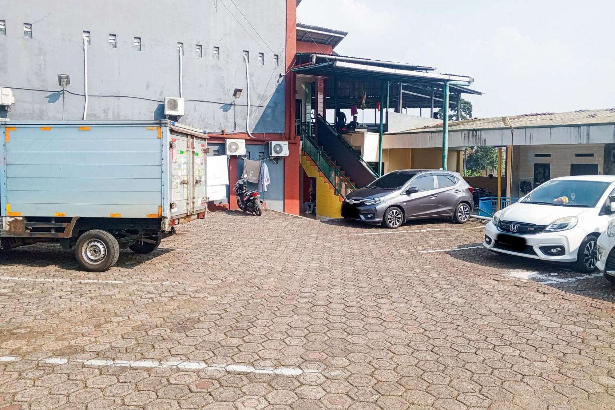ホテル Malibu Syariah Bogor Redpartner エクステリア 写真